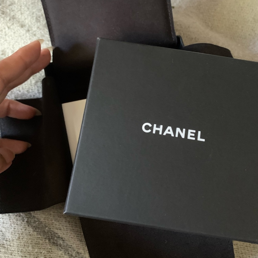 NIB Chanel Pearl Hoop Earrings - Picture 7 of 7